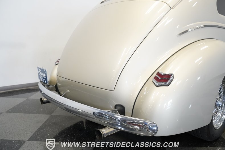 Ford-Deluxe-1940-Beige-Red-41