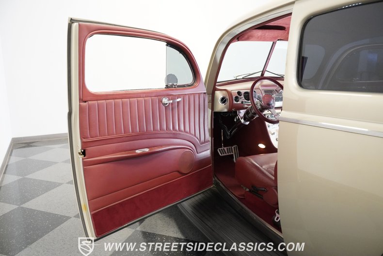Ford-Deluxe-1940-Beige-Red-47