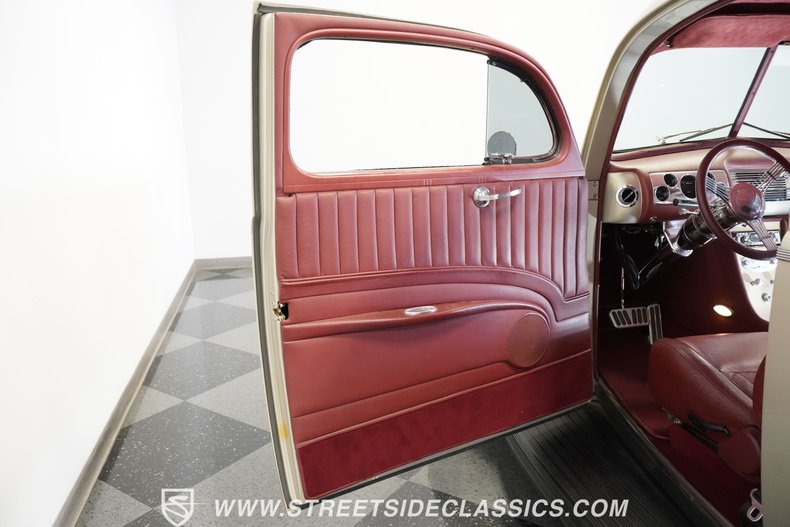 Ford-Deluxe-1940-Beige-Red-48