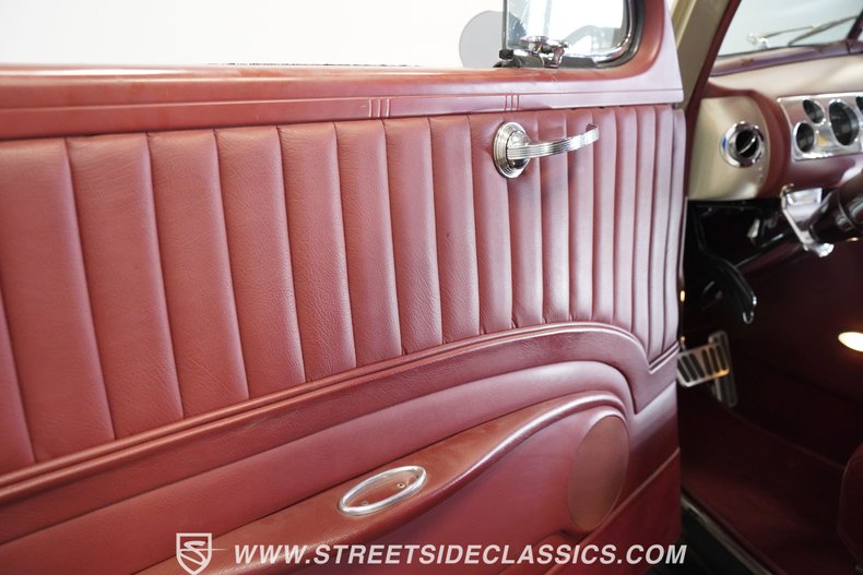 Ford-Deluxe-1940-Beige-Red-49