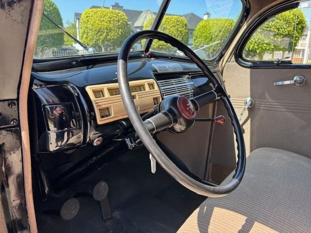 Ford-Deluxe-1940-Black-Tan-10
