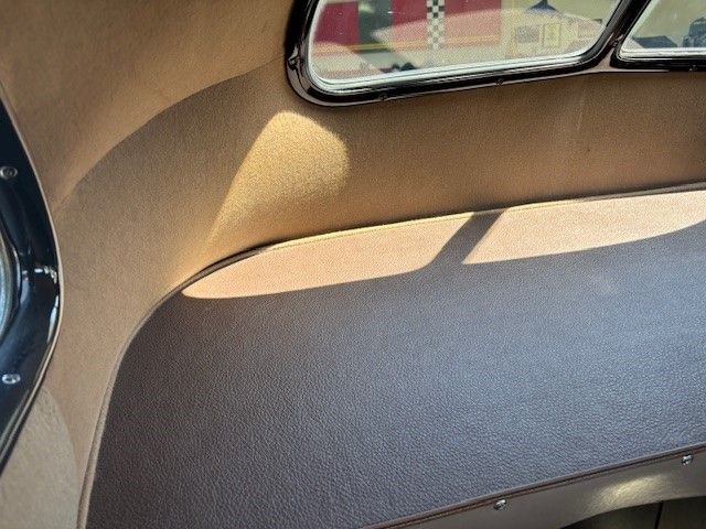 Ford-Deluxe-1940-Black-Tan-14