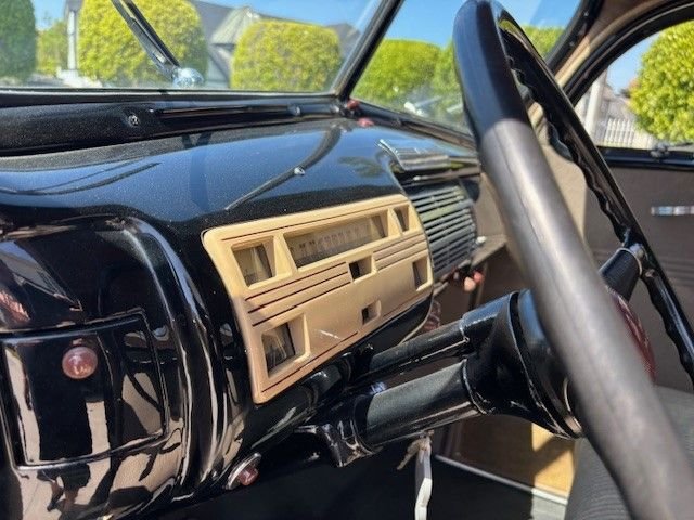 Ford-Deluxe-1940-Black-Tan-22