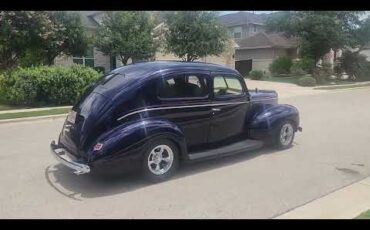 Ford-Deluxe-1940-Blue-Tan-1