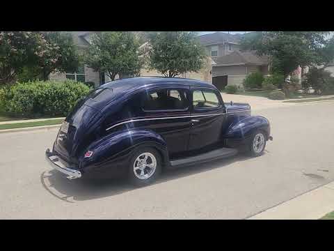 Ford-Deluxe-1940-Blue-Tan-1
