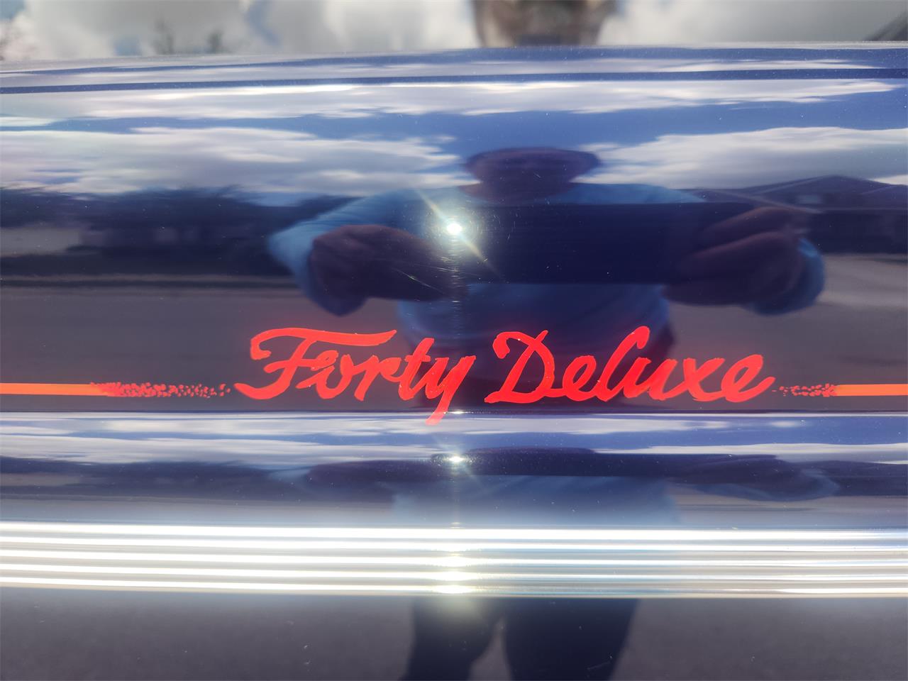 Ford-Deluxe-1940-Blue-Tan-11