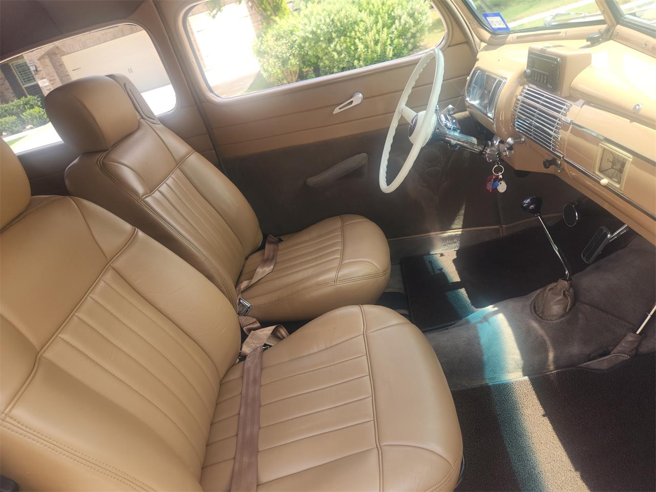 Ford-Deluxe-1940-Blue-Tan-16