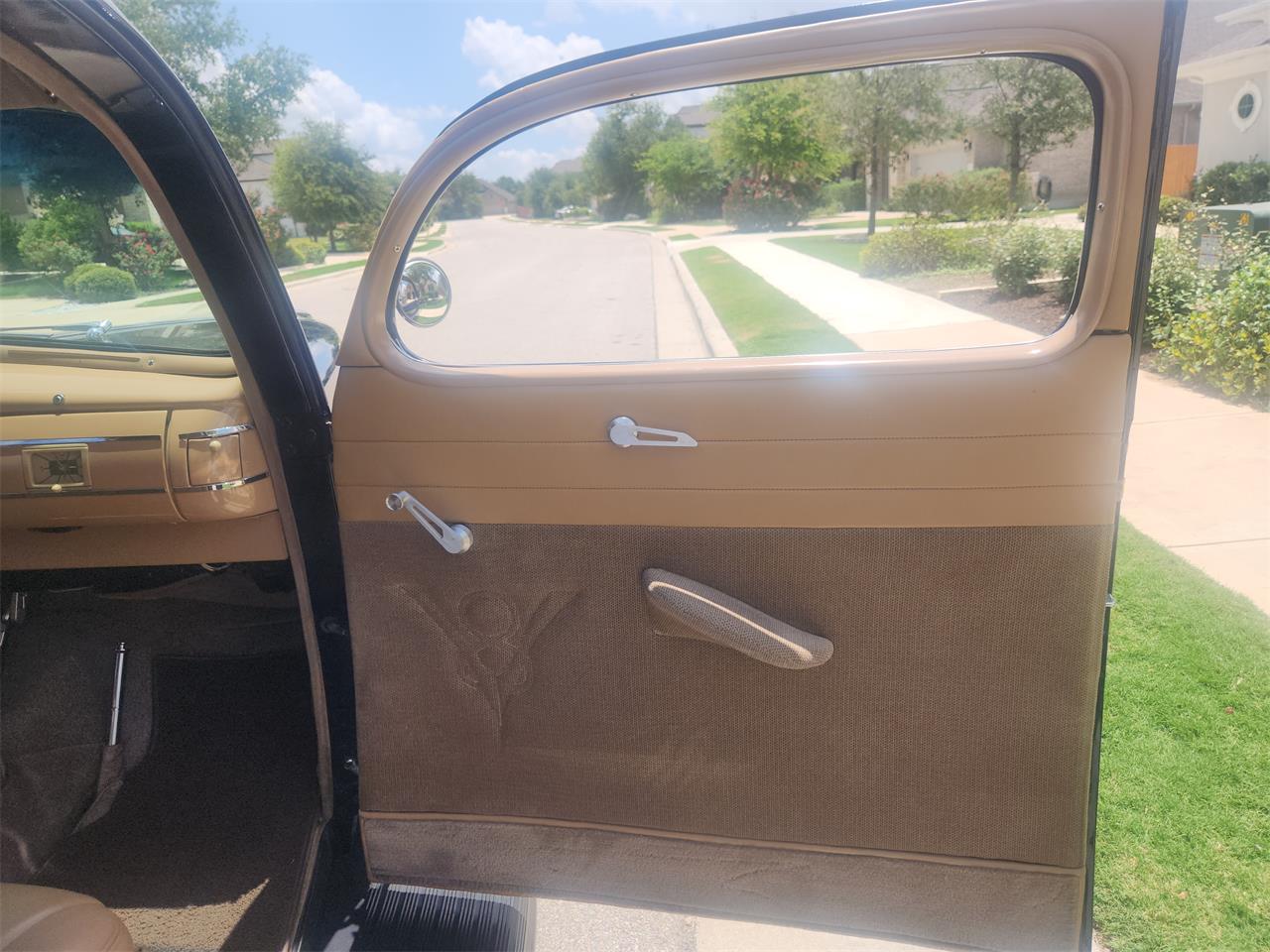 Ford-Deluxe-1940-Blue-Tan-17