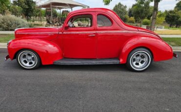 Ford-Deluxe-1940-Bright-Red-Cream-1