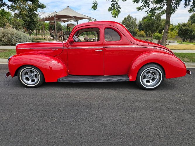 Ford-Deluxe-1940-Bright-Red-Cream-1