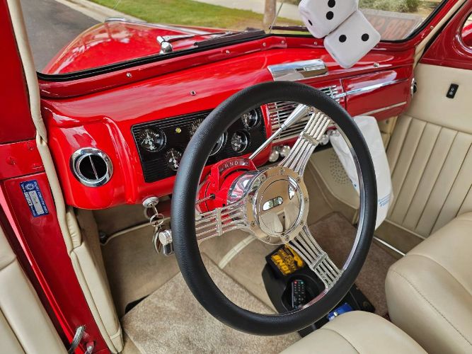 Ford-Deluxe-1940-Bright-Red-Cream-15