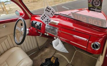 Ford-Deluxe-1940-Bright-Red-Cream-16