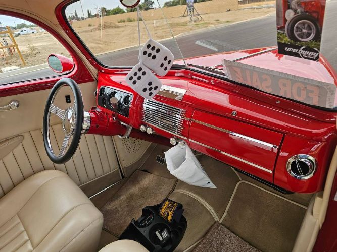 Ford-Deluxe-1940-Bright-Red-Cream-16