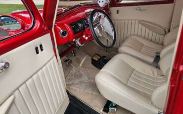 Ford-Deluxe-1940-Bright-Red-Cream-17