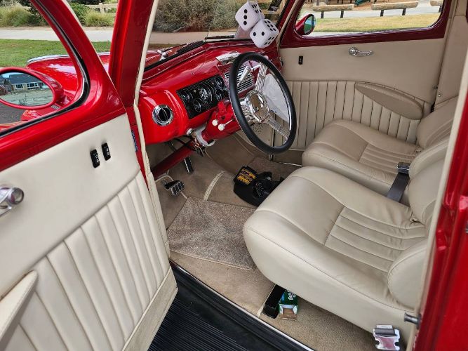 Ford-Deluxe-1940-Bright-Red-Cream-17