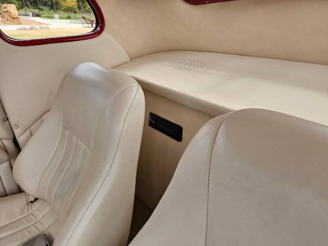 Ford-Deluxe-1940-Bright-Red-Cream-18