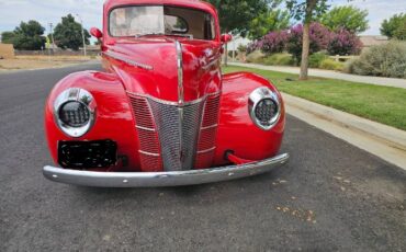 Ford-Deluxe-1940-Bright-Red-Cream-2
