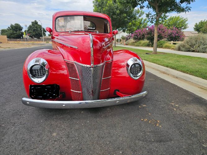 Ford-Deluxe-1940-Bright-Red-Cream-2