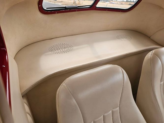 Ford-Deluxe-1940-Bright-Red-Cream-21