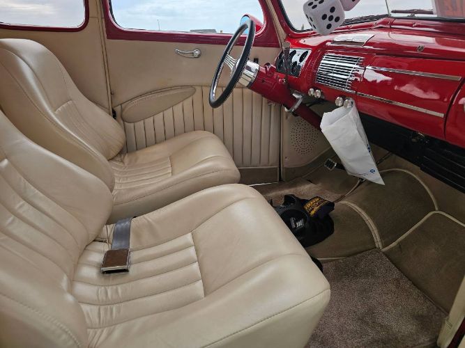 Ford-Deluxe-1940-Bright-Red-Cream-24