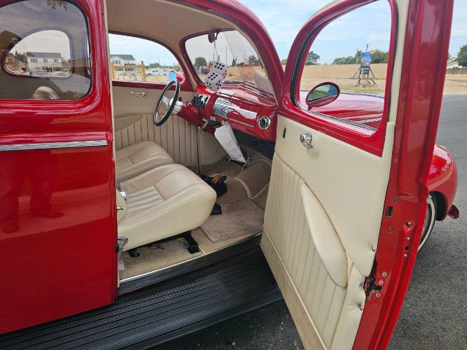 Ford-Deluxe-1940-Bright-Red-Cream-25