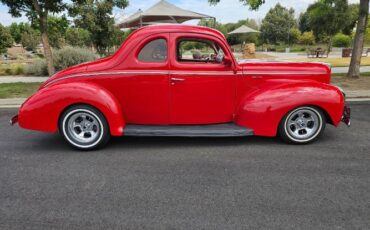 Ford-Deluxe-1940-Bright-Red-Cream-27