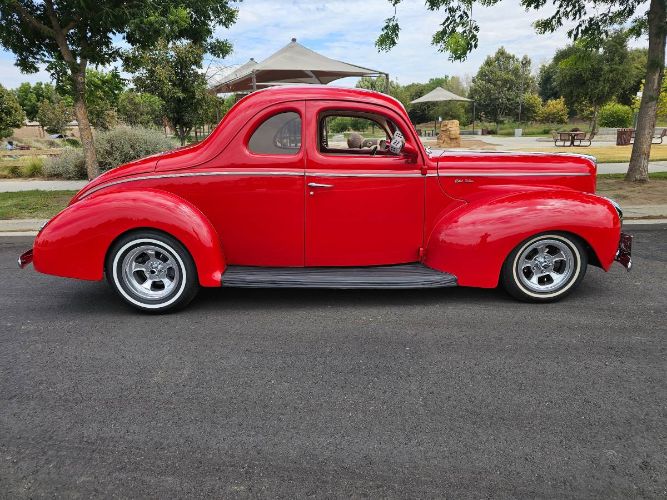 Ford-Deluxe-1940-Bright-Red-Cream-27