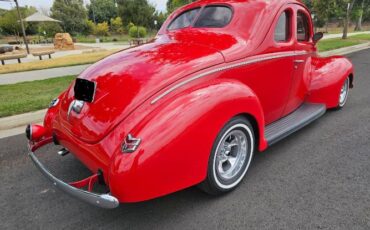 Ford-Deluxe-1940-Bright-Red-Cream-3