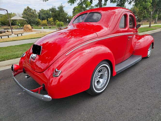 Ford-Deluxe-1940-Bright-Red-Cream-3