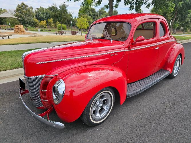 Ford-Deluxe-1940-Bright-Red-Cream-4