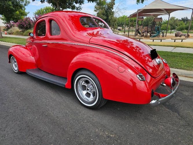 Ford-Deluxe-1940-Bright-Red-Cream-5