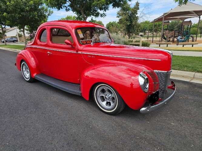 Ford-Deluxe-1940-Bright-Red-Cream-6