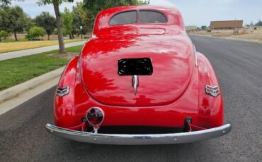 Ford-Deluxe-1940-Bright-Red-Cream-9