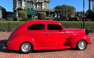 Ford-Deluxe-1940-Red-Tan-1