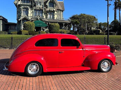 Ford-Deluxe-1940-Red-Tan-1