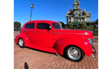 Ford-Deluxe-1940-Red-Tan-10
