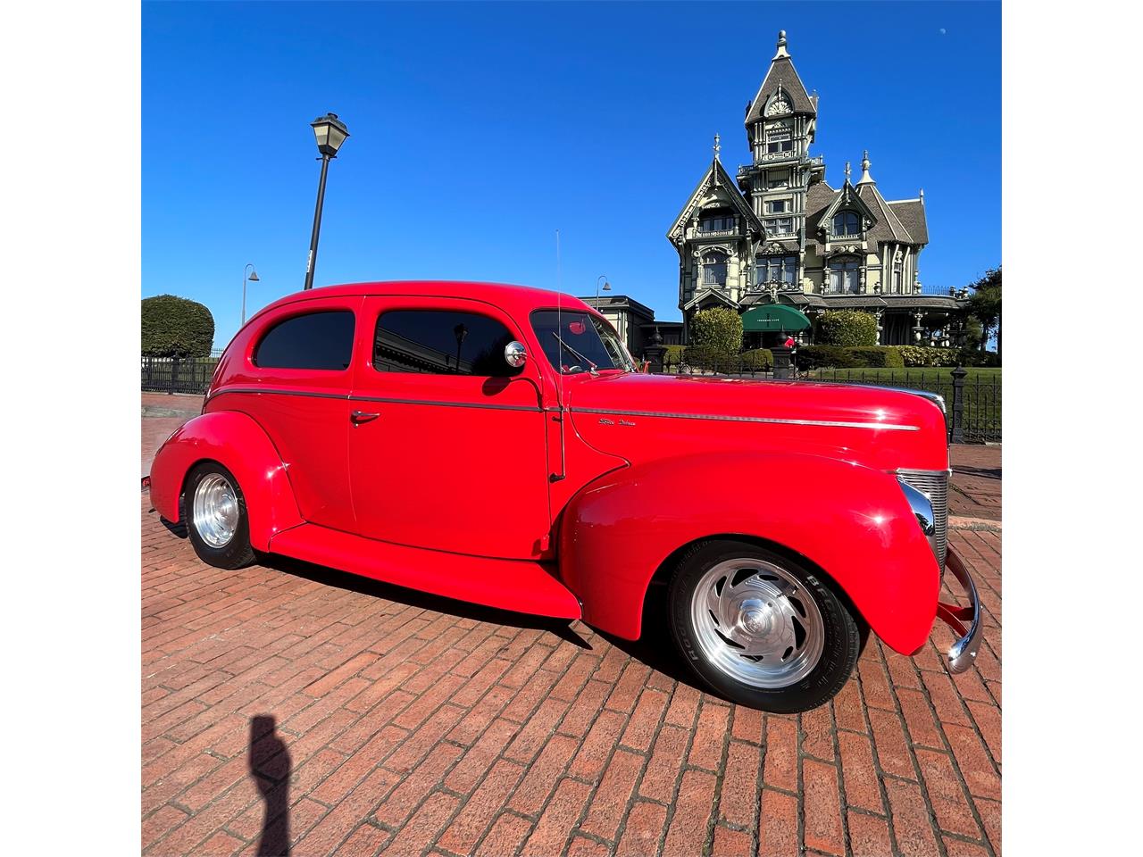 Ford-Deluxe-1940-Red-Tan-10