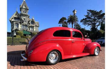 Ford-Deluxe-1940-Red-Tan-11