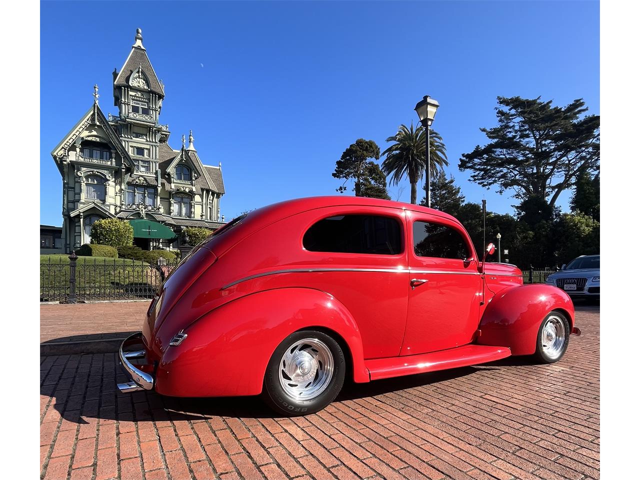 Ford-Deluxe-1940-Red-Tan-11
