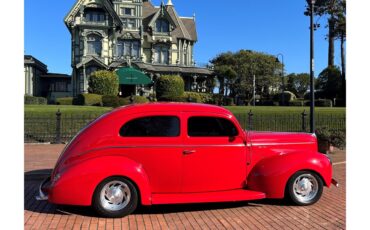Ford-Deluxe-1940-Red-Tan-12