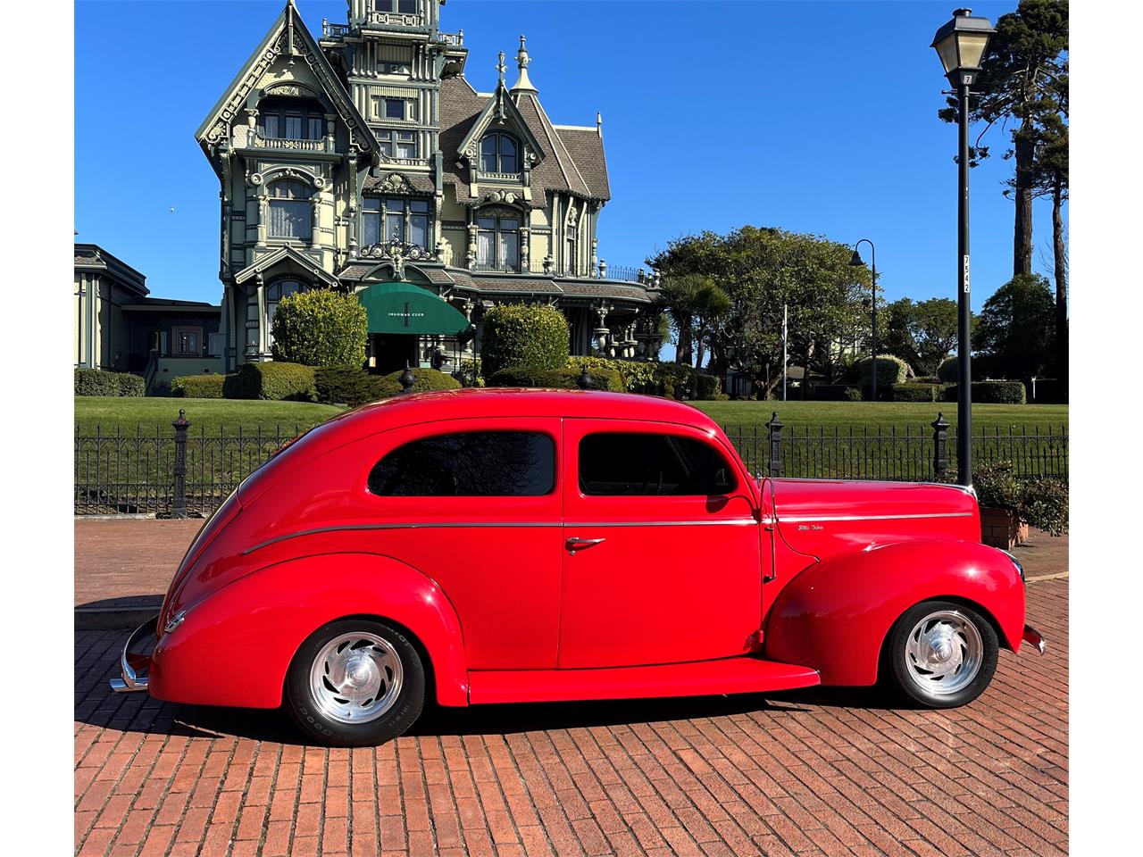 Ford-Deluxe-1940-Red-Tan-12