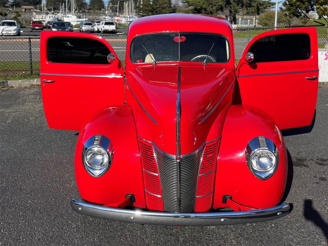 Ford-Deluxe-1940-Red-Tan-13