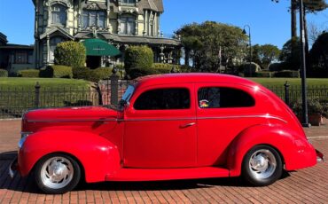 Ford-Deluxe-1940-Red-Tan-14