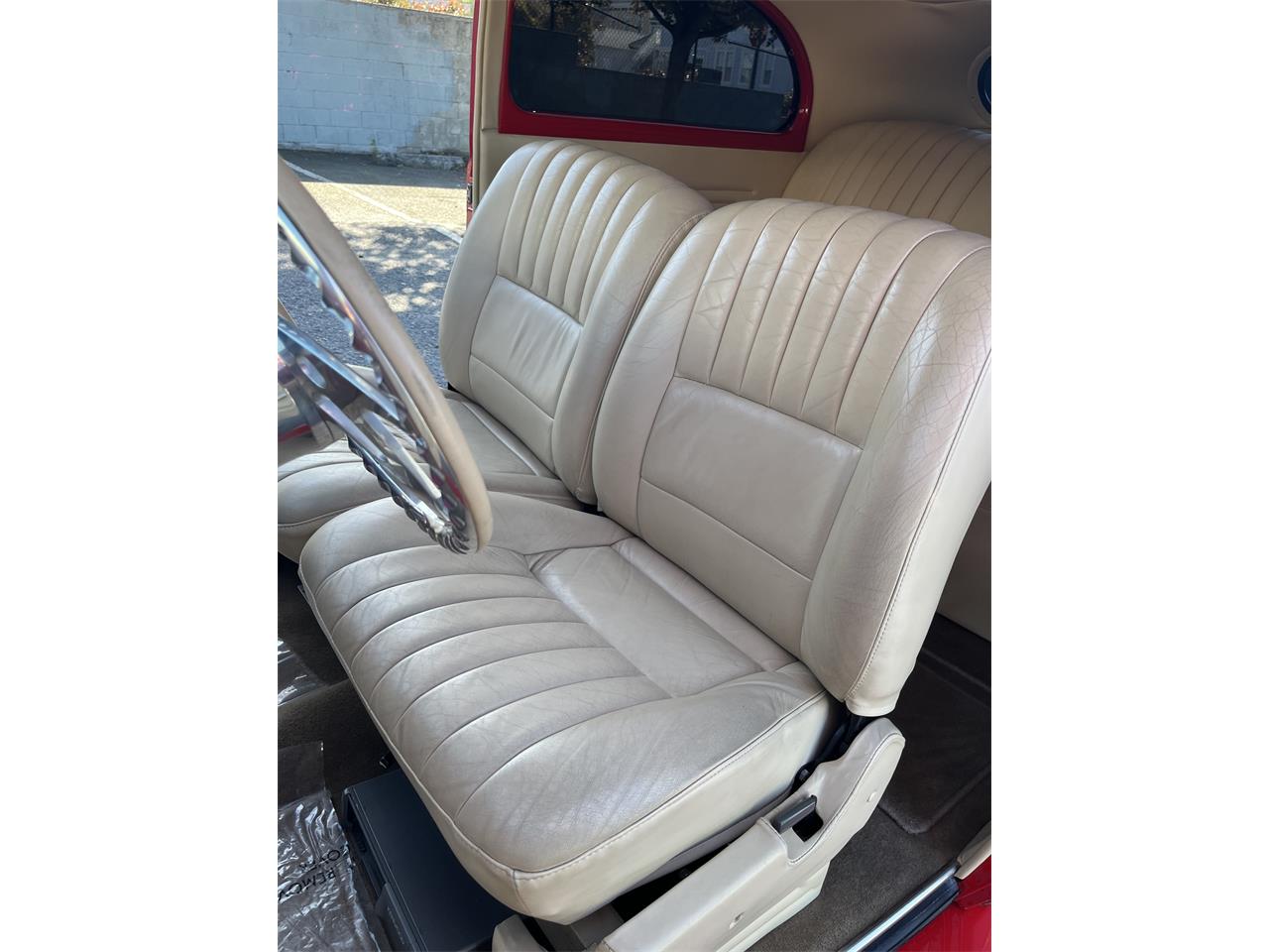 Ford-Deluxe-1940-Red-Tan-16