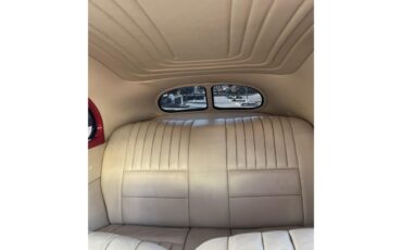 Ford-Deluxe-1940-Red-Tan-17