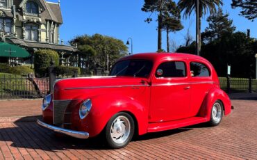 Ford-Deluxe-1940-Red-Tan-2