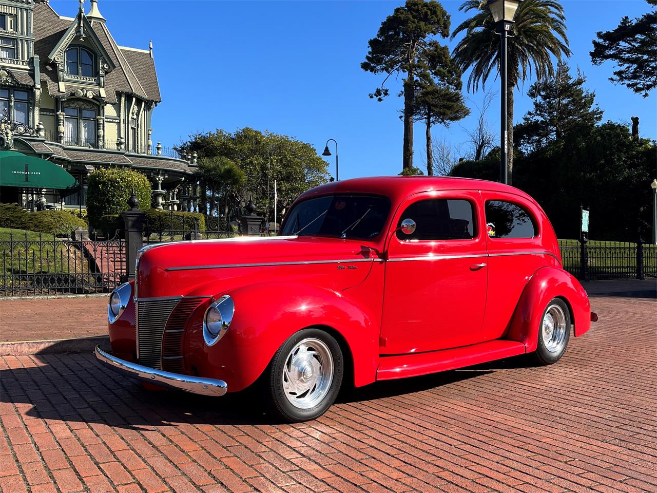 Ford-Deluxe-1940-Red-Tan-2