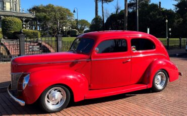 Ford-Deluxe-1940-Red-Tan