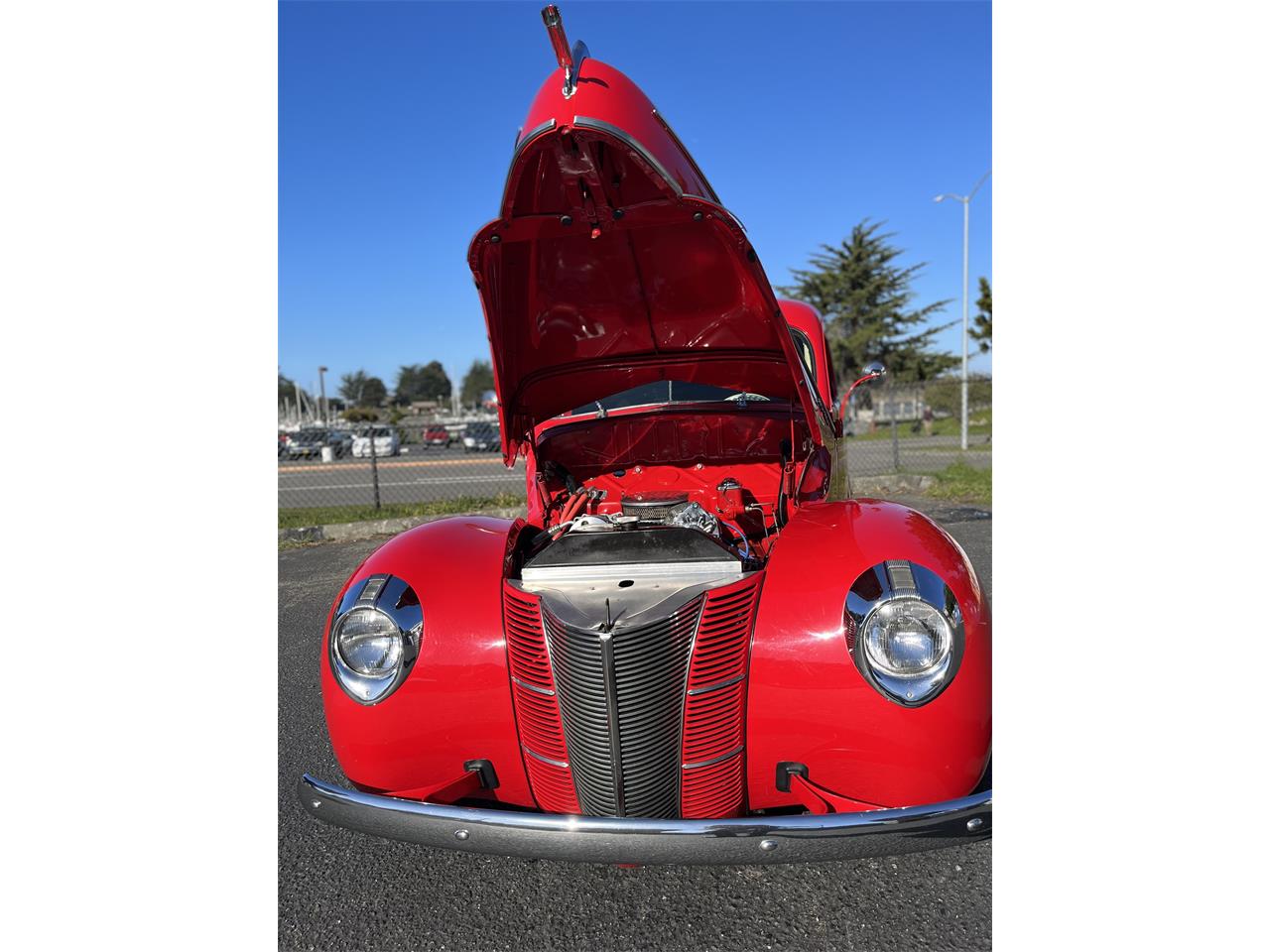 Ford-Deluxe-1940-Red-Tan-6