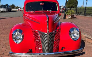 Ford-Deluxe-1940-Red-Tan-7
